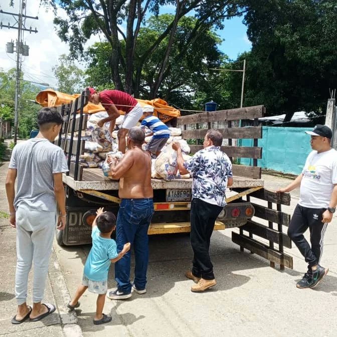 Alguarisa's tweet photo. ¡Alguarisa No Se Detiene!

Seguimos con la distribución de alimentos en la comunidad "Las Palmas" (Parte baja) en el municipio Juan Germán Roscio Nieves, gracias al presidente @NicolasMaduro y el gobernador @josemvasquez.

#AlguarisaNoSeDetiene
#VenezuelaTierraProductiva https://t.co/xLWGT4CeIp