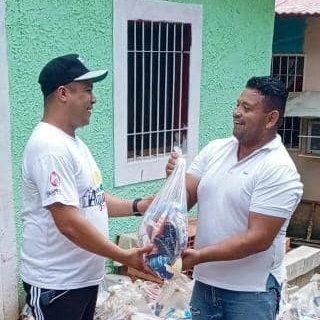 ¡Alguarisa No Se Detiene!

Seguimos con la distribución de alimentos en la comunidad "Las Palmas" (Parte baja) en el municipio Juan Germán Roscio Nieves, gracias al presidente <a href="/NicolasMaduro/">Nicolás Maduro</a> y el gobernador <a href="/josemvasquez/">José Vásquez</a>.

#AlguarisaNoSeDetiene
#VenezuelaTierraProductiva