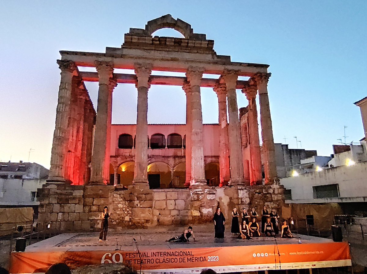 latinategua's tweet photo. La visita anual al @Festival_Merida es mi particular Camino de Santiago, una de las pocas cosas que me reconcilia con parte de la Humanidad. Además, este año estoy en "Las nubes". #Mérida69 https://t.co/Obsn61EmoJ