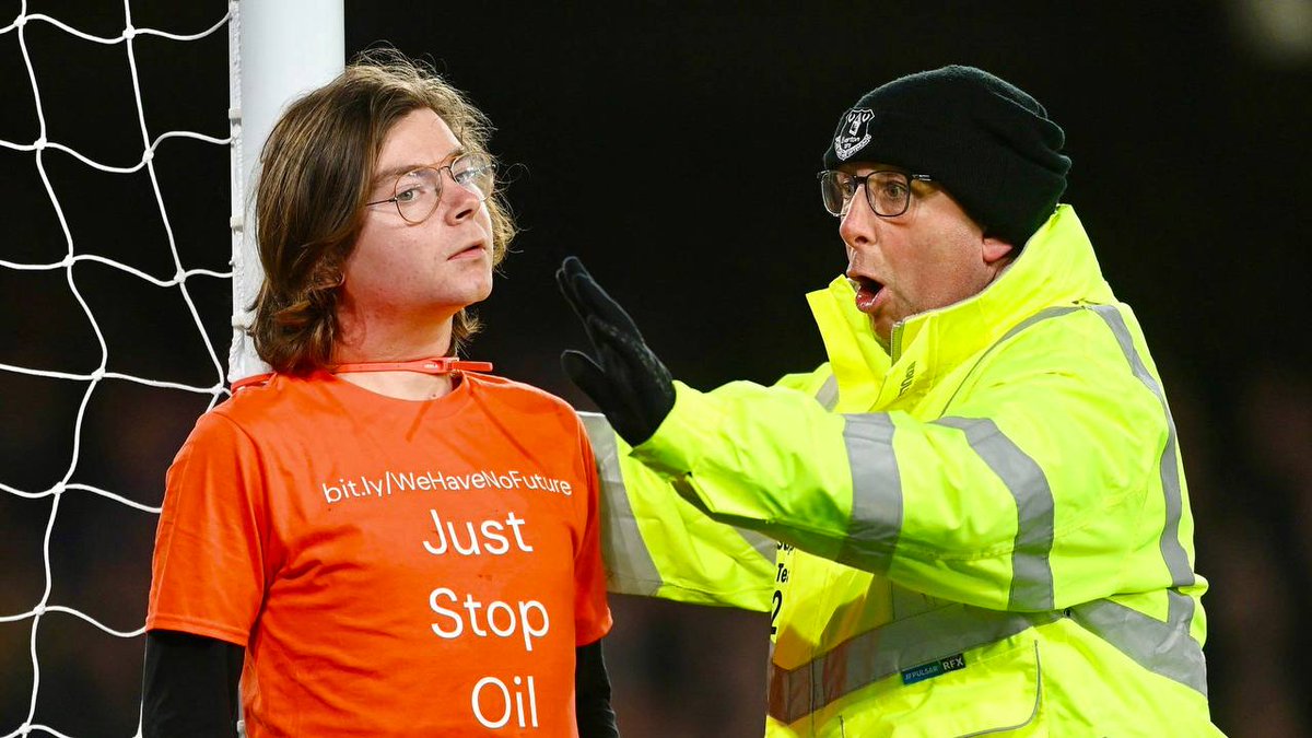 JustStop_Oil's tweet photo. Thursday, 17 March 2022. Louis McKechnie disrupts @Everton vs @NUFC at Goodison Park, demanding an end to new oil and gas licences. Average global temperature: 14.21°C. https://t.co/MR6hym0EzV