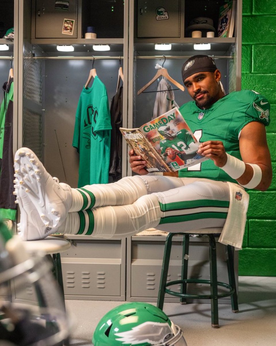 WordOnTheBirds's tweet photo. Should the Eagles make the Kelly Greens the main uniforms? 🤔 https://t.co/ZJHZRzBJtY