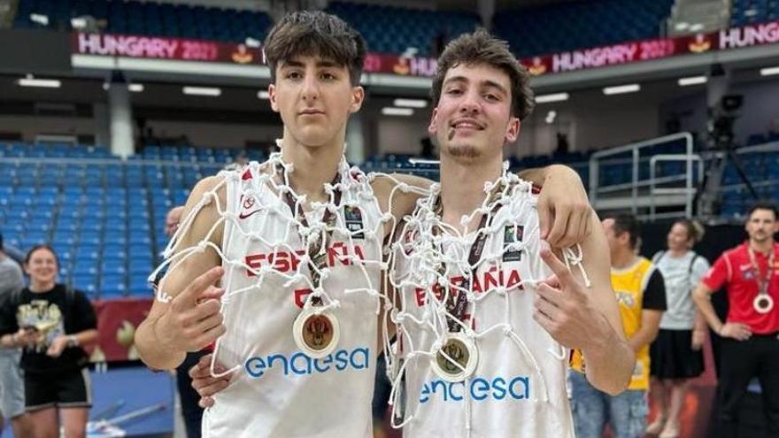 AragonBasketEsp's tweet photo. Complicado llevar a tan solo 1 representante de tu CC.AA con España.

Aquí tenemos 3 dúos que nos han hecho levantarnos del sofá:

Lucas Langarita y Álex Moreno: 🥇Mundial U19
Aday Mara y Lucas Langarita: 🥈 Europeo U18
Ariadna Termis y Marina Mata: 🥉Europeo U19

Muy orgulloso❤ https://t.co/LbvowG368D