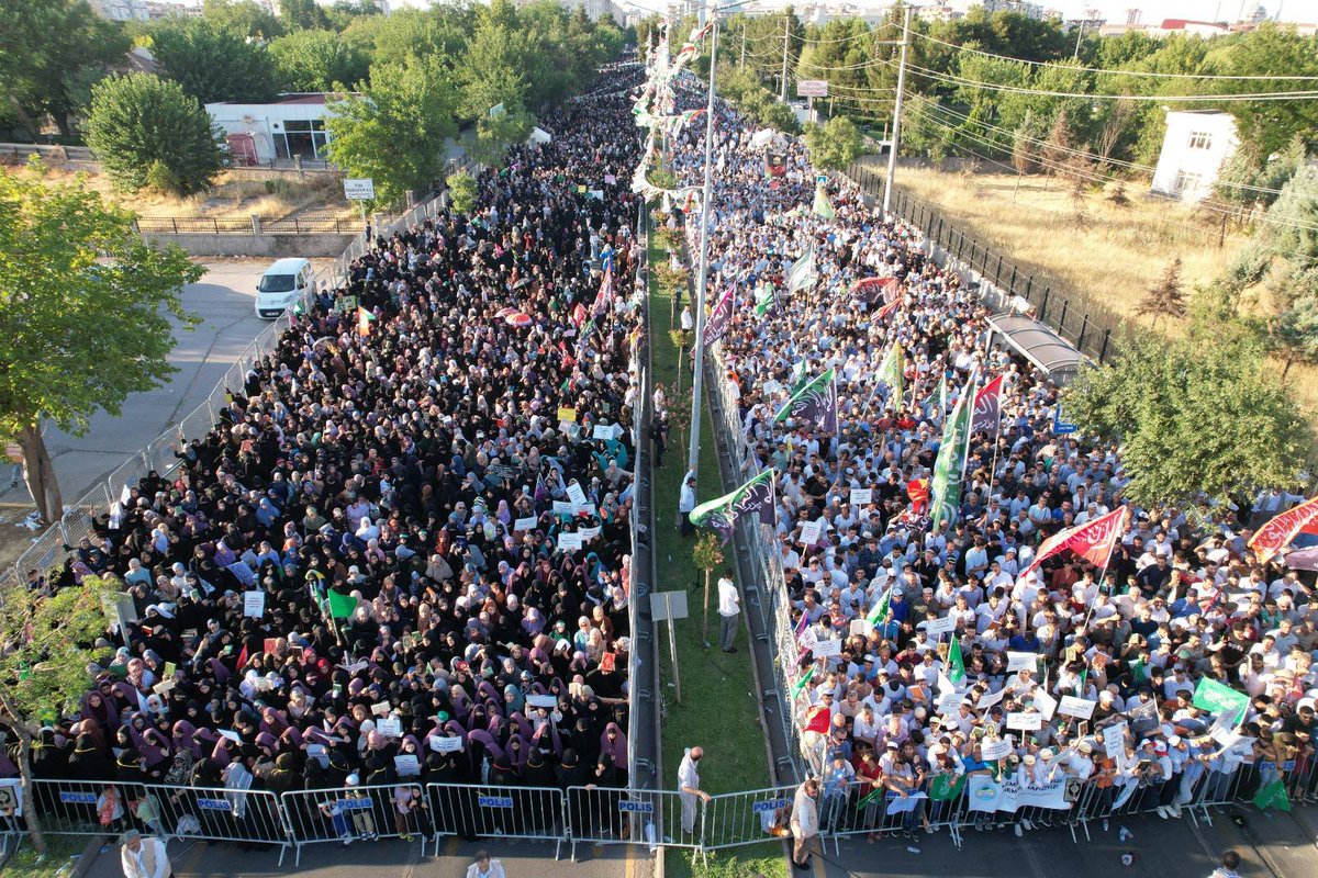 Bugün Diyarbakır'da onbinler Kuran'a yönelik saldırıları protesto etmek için düzenlenen mitinge katıldı. Biraz medyaya baktım. Neredeyse hiçbir basın kuruluşunda göremedim. Bu duyarsızlık can sıkıyor. Kuran hepimizin ortak değeri. Hepimiz Kuran'ın etrafında toplanmalıydık.