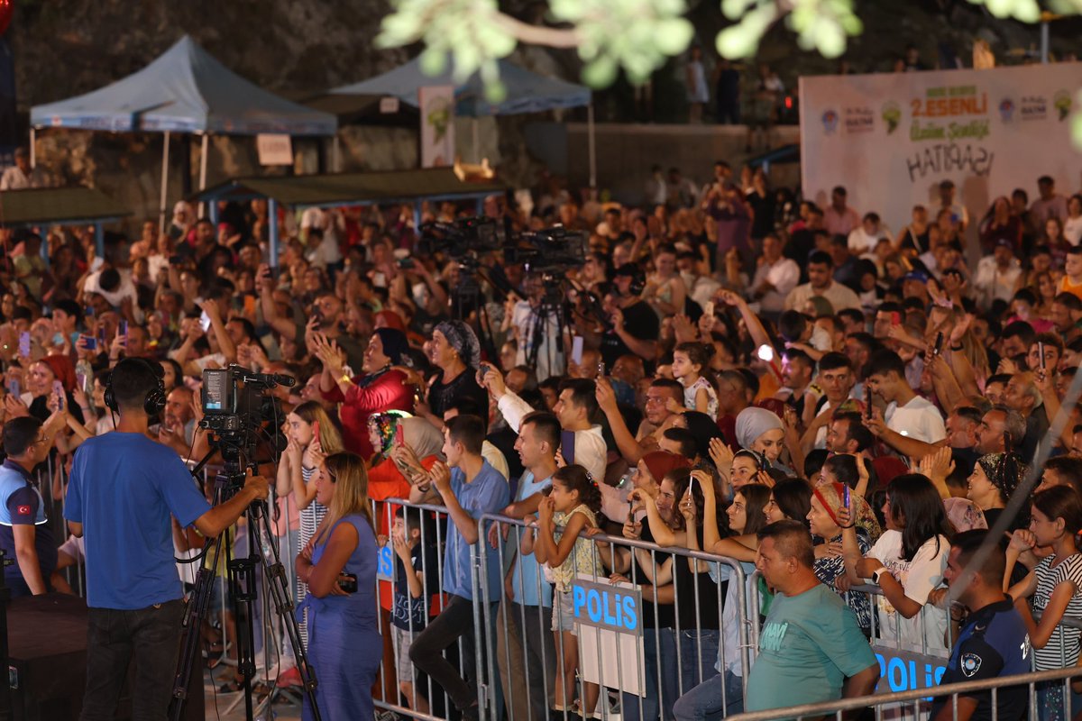 Esenli Üzüm Şenliği’nde Ayşe Dinçer rüzgarı esti.

Sevilen şarkılarıyla ve eşsiz sahne performansı ile Ayşe Dinçer, 2. Esenli Üzüm Şenliği’ne katılan vatandaşlarımıza unutulmaz bir akşam yaşattı.