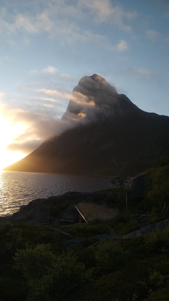 ds_Ernst's tweet photo. Het lijkt een beetje de #Segla op #Senja, maar het is de #Toppen op #Grytøya overdag en bij de avondzon. https://t.co/BNYjR9uupX