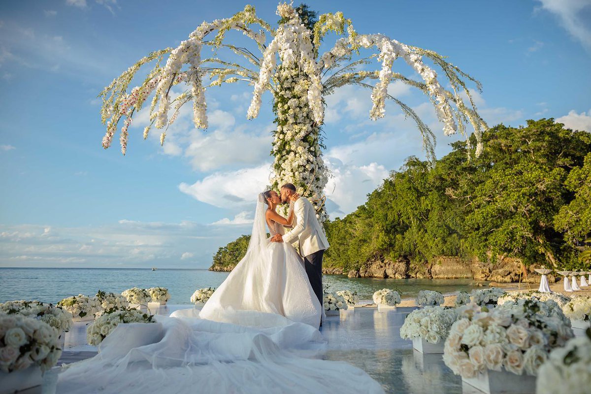 myeventpod's tweet photo. Little Mix' #LeighannePinnock and footballer #AndreGray are officially married.
#littlemix #littlemixers #loveisland #bride #wedding https://t.co/80WIzDWkgl