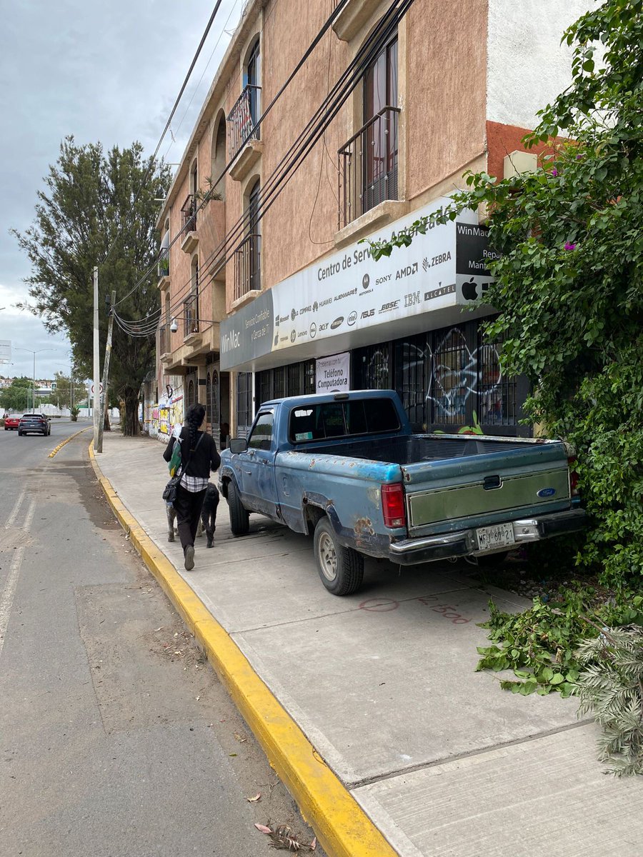 pedaleanda's tweet photo. Hola @SSPMQueretaro hoy domingo, cómo siempre: la misma camioneta, la misma banqueta. Por favor ayúdenos aplicando el Reglamento. https://t.co/Wtf5AUEzq1