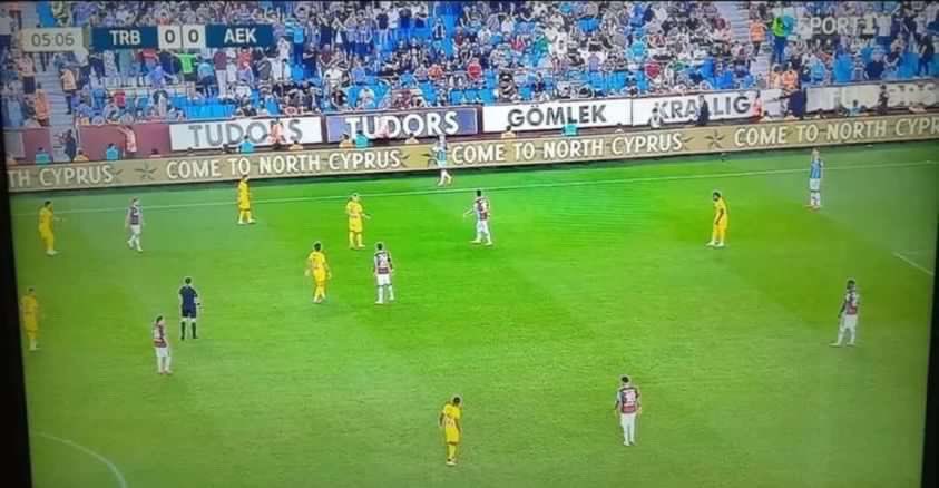 Pao_Press's tweet image. Όταν παίζουν τέτοιες διαφημίσεις, σηκώνεσαι και φεύγεις. Δεν περιμένεις να ολοκληρωθεί ένα φιλικό, που μόνο τέτοιο δεν είναι.

Ντροπή και αηδία.

#aekfc