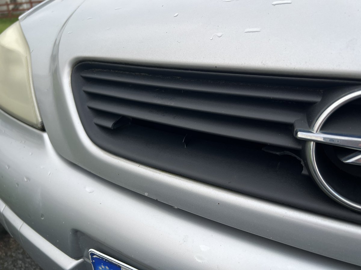 CrapCCollective's tweet photo. Looks ok from a distance… #Autoshite #Chod #AverageAstra #Disastra https://t.co/XMP0VMGpzy