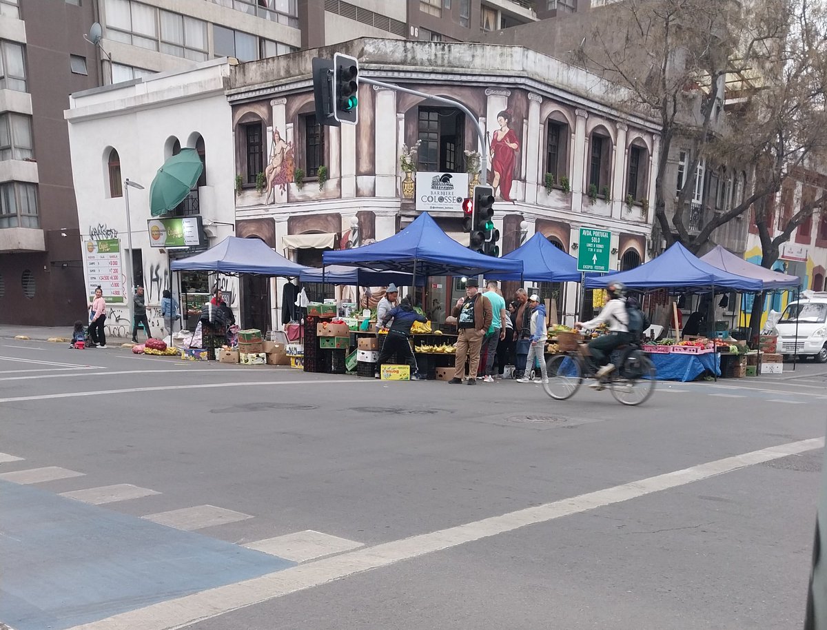<a href="/Muni_Stgo/">Santiago</a> <a href="/IraciHassler/">Irací Hassler Jacob</a> @SantaIsabelStgo Todas las semanas este señor con 3 puestos obstruye esta esquina Argomedo con Portugal y en la semana continúa ahí,  hasta camiones y empleados tiene.  Alguien fiscalizará algún día?