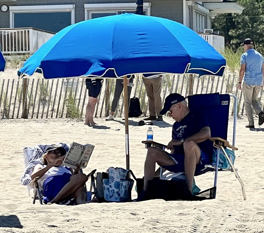 It’s a beach day for the President and First Lady. (Photo: <a href="/JayMcMichaelCNN/">Jay McMichaelCNN</a>)