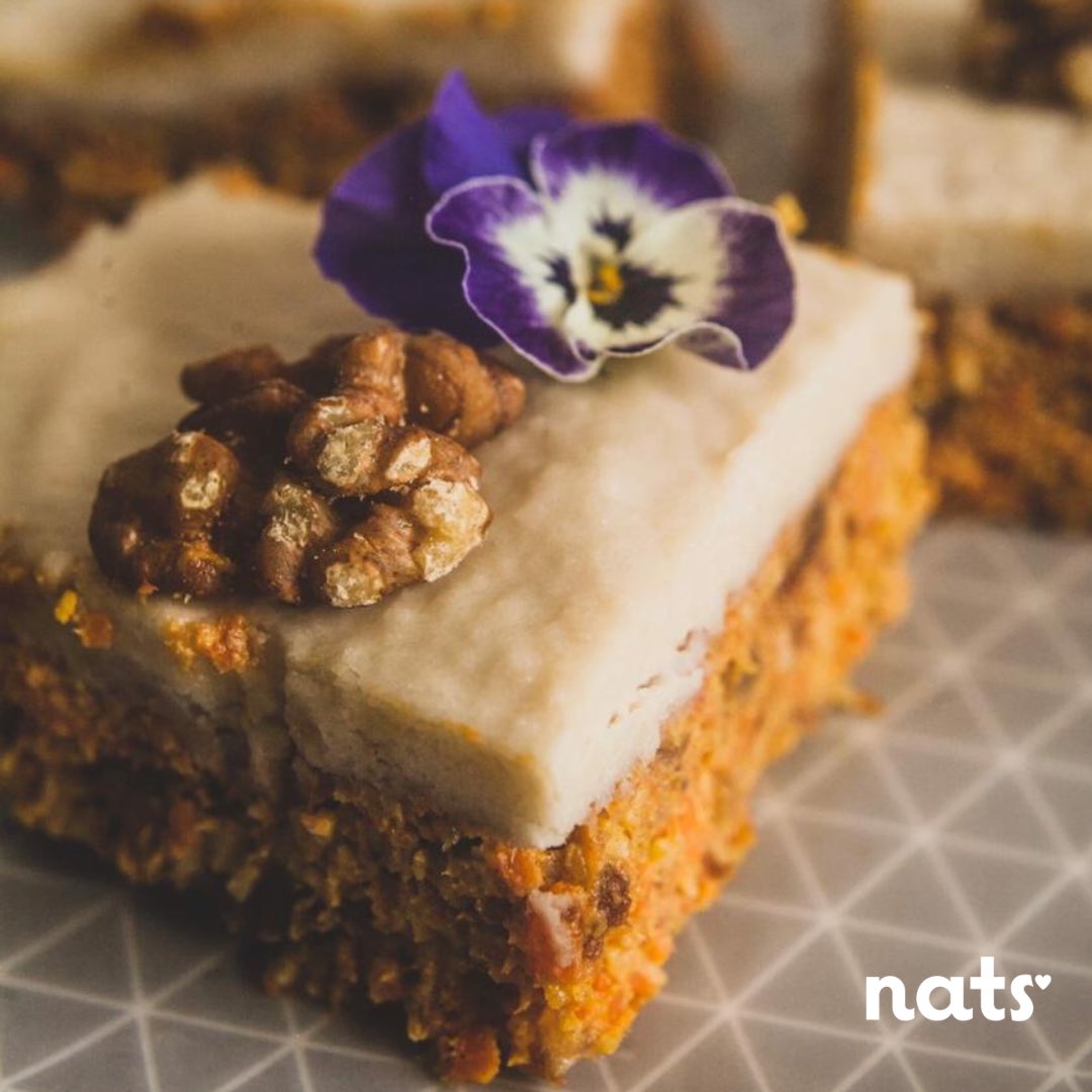 Nuestra Torta Raw de Zanahoria 🥕es una explosión 💥 de sabor 🤤 y bienestar 💪🏼

Prueba esta preparación cremosa, deliciosa e inigualable 👌🏼

#NatsPasteleria #NoContamosCaloriasContamosNutrientes #PasteleriaSaludable #PlantBasedBogotá #VeganoBogotá #TortaDeZanahoriaSinGluten