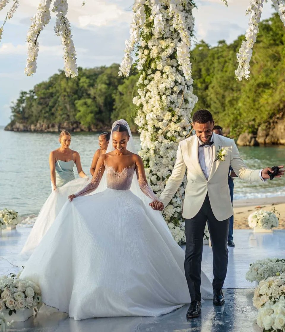 myafrocaribwedn's tweet photo. Little Mix' #LeighannePinnock and footballer #AndreGray are officially married. 🇯🇲🇧🇧💍
#littlemix #littlemixers #loveisland #bride #wedding #BBNaija https://t.co/mwjlXT0YBc