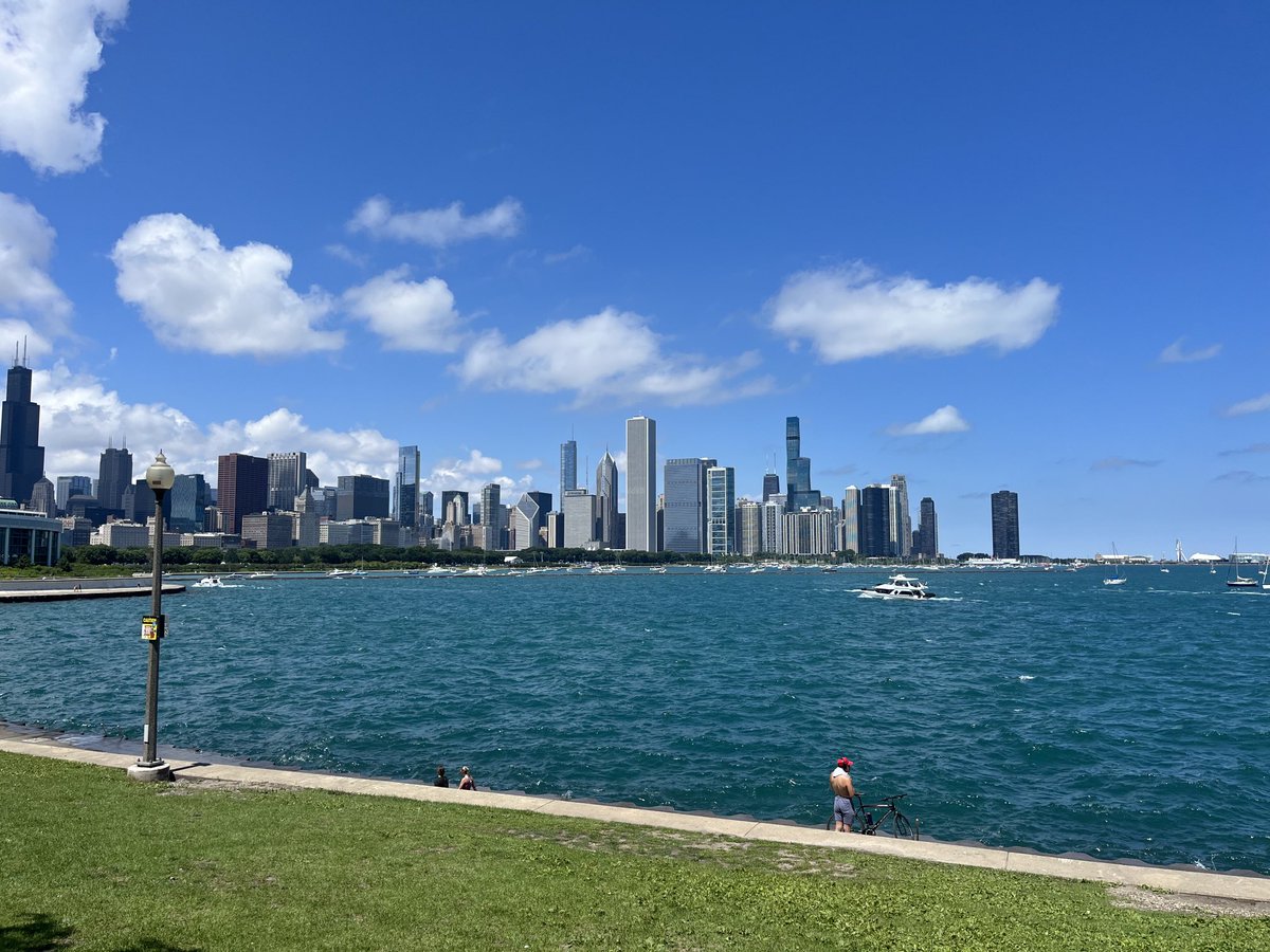 Trollsince1987's tweet photo. Perfect day for a 20 mile bike ride on the Chicago lakefront…too bad winter eventually comes! https://t.co/qQCqfk8XaF