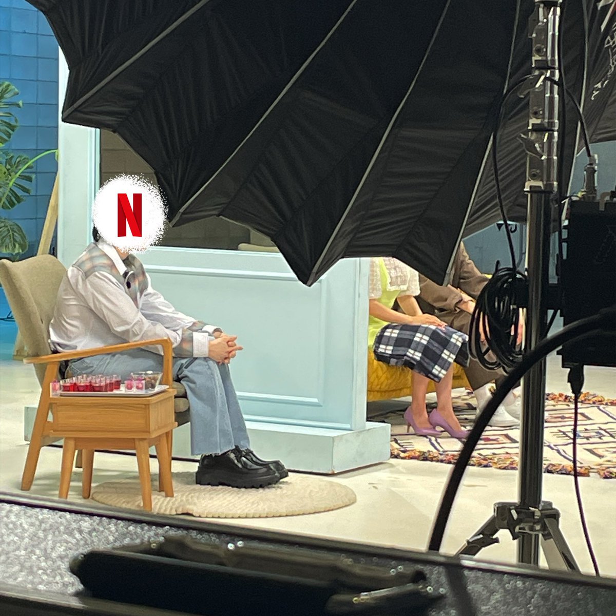 doramabra's tweet photo. UÉ? Netflix Korea faz mistério e libera fotos com os rostos tampados, dizendo que em breve vem aí algo diferente. “Será que vocês conseguem identificar quem são só pela pose sentada?” 👀 https://t.co/Kslr7PNPaX
