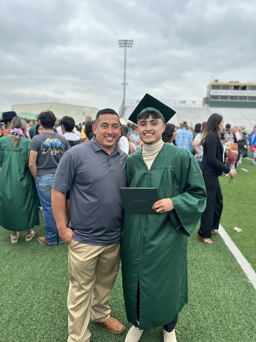 JeremiahKGarcia's tweet photo. Building relationships and mentoring the future is why we do what we do! I’ve been able to watch this kid grow in one year. I can’t wait to see what your future brings. Thank you for inviting us today!! Good luck at the next level!! @_Justin_Mtz https://t.co/fySIeMp7hc