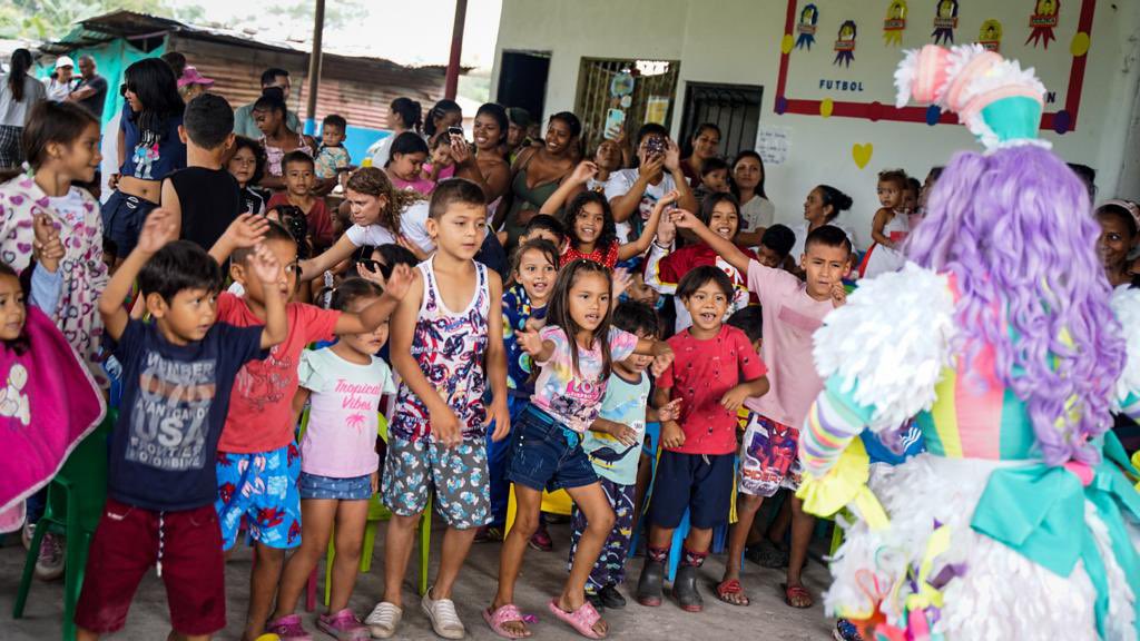 CORMACARENA's tweet photo. ¡No importa el clima, importan las ganas de celebrar!

Hoy vencimos el frío en el sector del Dique, en Villavicencio, para festejar la vida.🥳

Por los niños recorremos el Meta para integrar desde ya a los futuros defensores de la naturaleza en esta misión. 🌱💚🫶🏻

#HappyVerdey https://t.co/iSYEhW3U8a