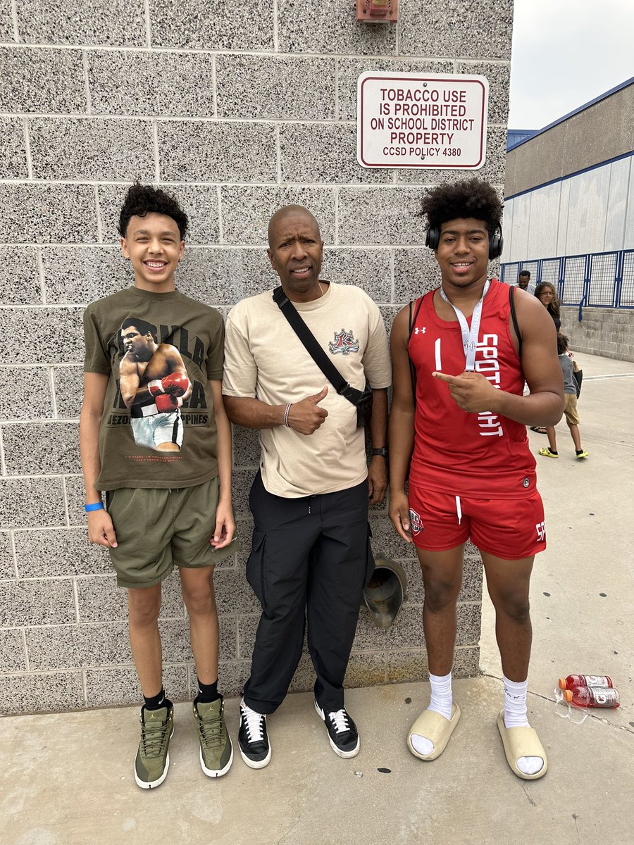 coach_bmase's tweet photo. Big time championship in the Bigfoot Las Vegas Classic. Tuff win vs. Mater Dei @jalinholland1 @danielstevers @Latavious_m @Marquiserenfro4 @NMjackson15 DaDa Gary @J_Hill3223 #JHOOPS had these kids balling all weekend. Great job @AbqBballClub #ABCSpotlight representing NewMexico and bringing home the final CHIP!!! #NewMexicoStrong