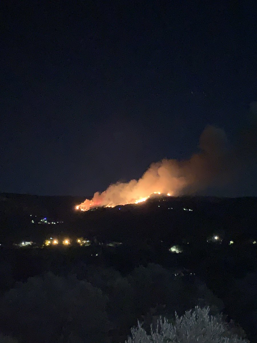 qwerty98231's tweet photo. FIRE near KATAVASI in CHIOS ISLAND, GREECE.

Wind at 9 kt from North. Direction is sea-bound.

It began at around 8pm GMT. UNCONFIRMED theory is caused by a burning car.

#Emergency #fire #Greece #Chios #Χίος #φωτια #Φωτιά #news #live #Ελλάς https://t.co/dZpsW1U7xp