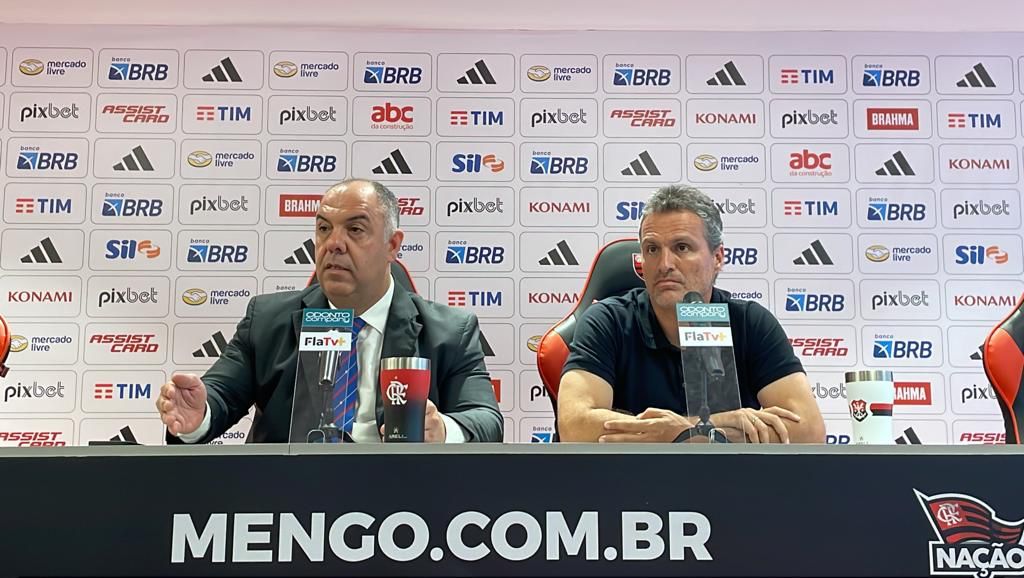 PapaRubroNegro's tweet photo. Cadê a nota oficial? 

Segundo @PabloRaphaelRUA, a diretoria do Flamengo tenta ter o máximo de privacidade para resolver as questões internas. Desta forma, a assessoria ainda não possui o aval para soltar a nota.

A divulgação só deve acontecer quando o futuro de todos os envolvidos estiverem  definidos. 

📸 @GabrielOrphao 
Por @melmazzei_