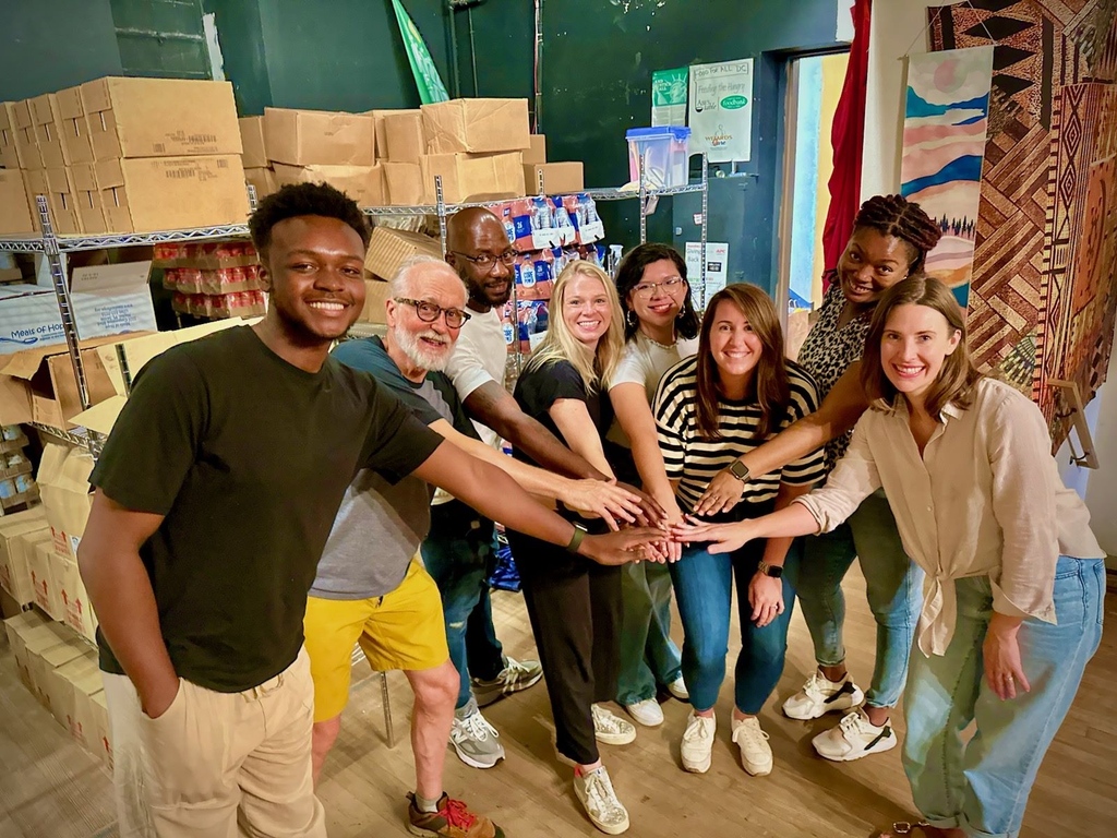 foodforalldc's tweet photo. This Friday , FFA hosted a corporate volunteer group from Arnold Ventures. Some of them bagged food, others delivered to 8 clients, all had a meaningful time.

#FFADC #FoodforAll #Volunteer #volunteering #Community #givingback #support #fundraiser #nonprofit #socialgood #DC https://t.co/X03IkFIUuE