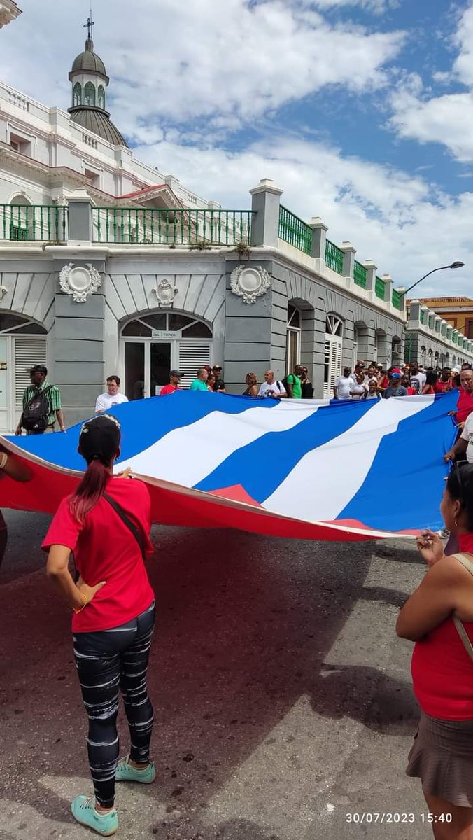 La bandera más bella que existe, lució más hermosa en las manos de nuestros pioneros, jóvenes y trabajadores. #SantiagodeCuba #70Moncada