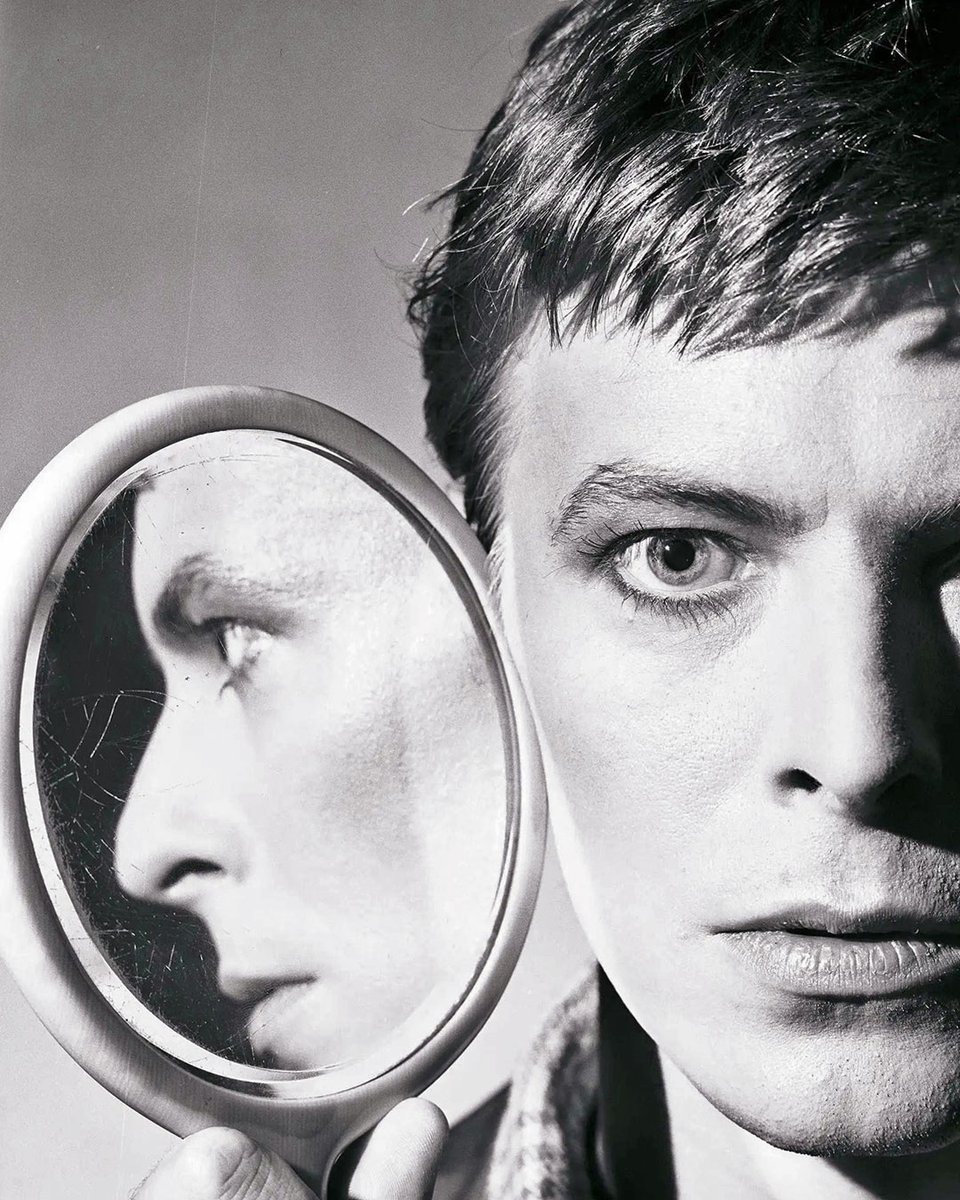 DavidBowieReal's tweet photo. Bowie by Clive Arrowsmith 1977

#BowieReflections https://t.co/dG041vHkLV