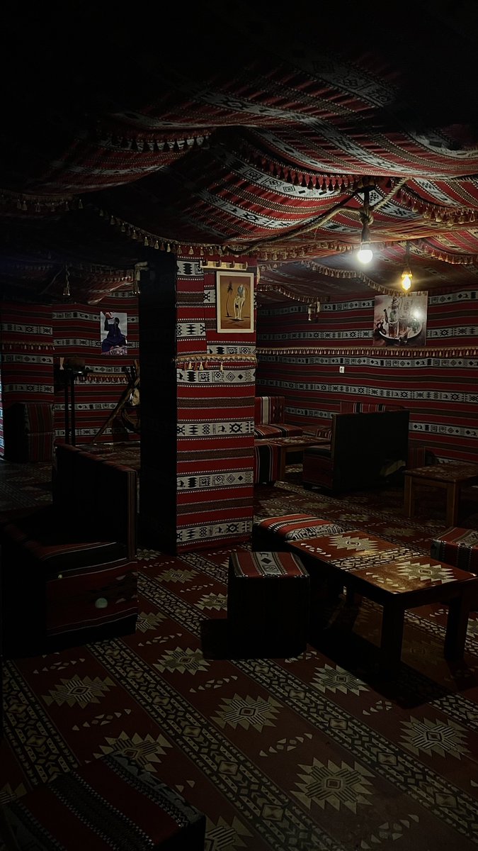 akr_tkn's tweet photo. Un coin de prière dans un salon de thé à Alger, la facilité de pratiquer sa religion..🇩🇿 https://t.co/UvcjHVbUSH