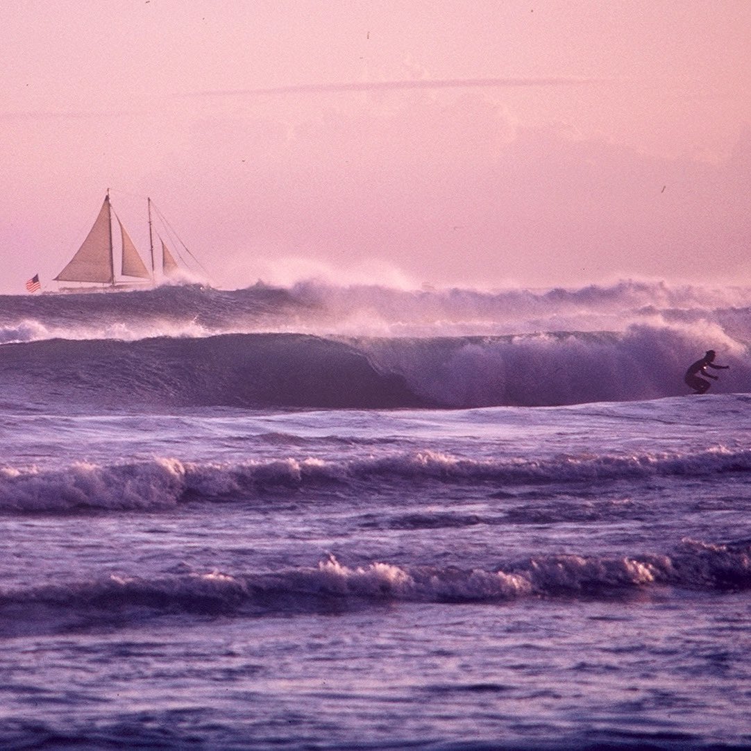 Nothing quite like the north shore of Oahu. Great for sailing and surfing Can you spot the surfer?

#northshoreoahu #hawaiisurf #sailboats #surferphotos #journeys