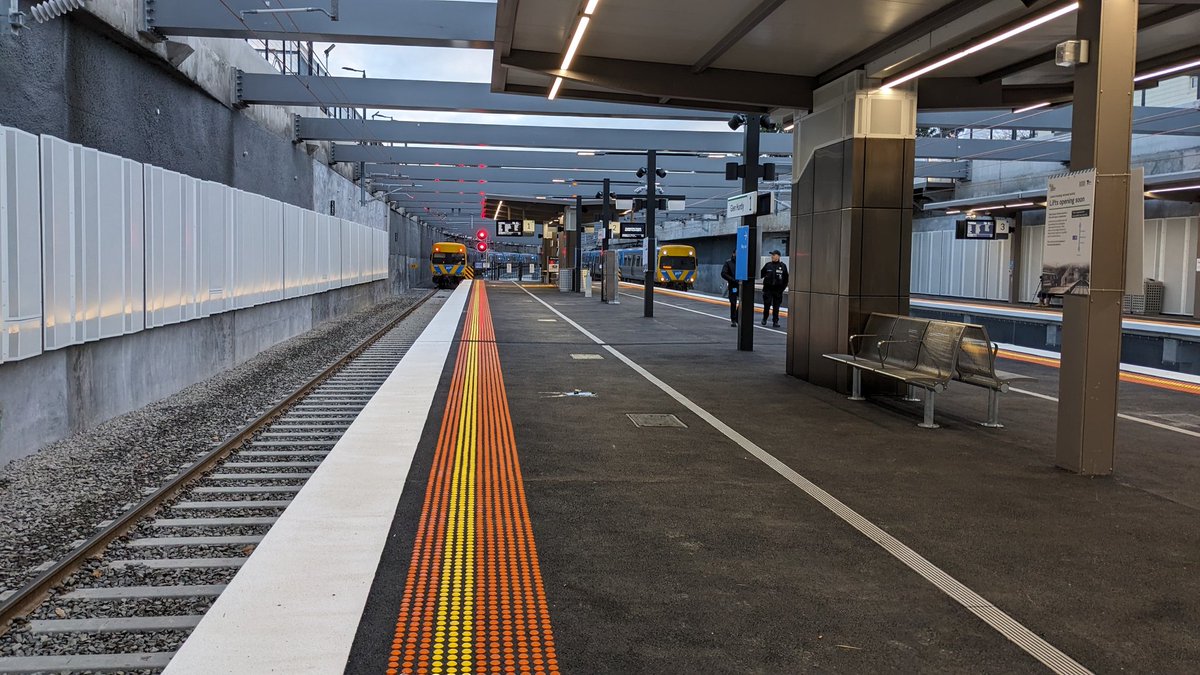 drunkill's tweet photo. Glenhuntly, trains running.

The platform runs too far north under Glenhuntly road, the stairs should be about a third down the platform or closer to the middle, not at the very end, anyway... https://t.co/sf4g4f8aiK