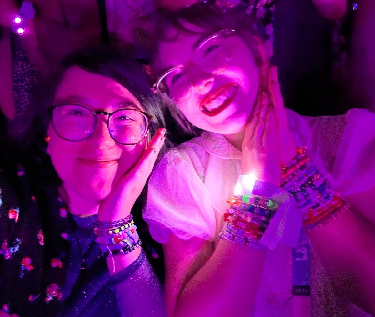 bitterghosts's tweet photo. part 2 of taylor pics! 

and i guess i’ve accepted my fate because it has been two days and the sparkles are still everywhere… (extremely worth it ✨) https://t.co/jMAa0HdoRZ