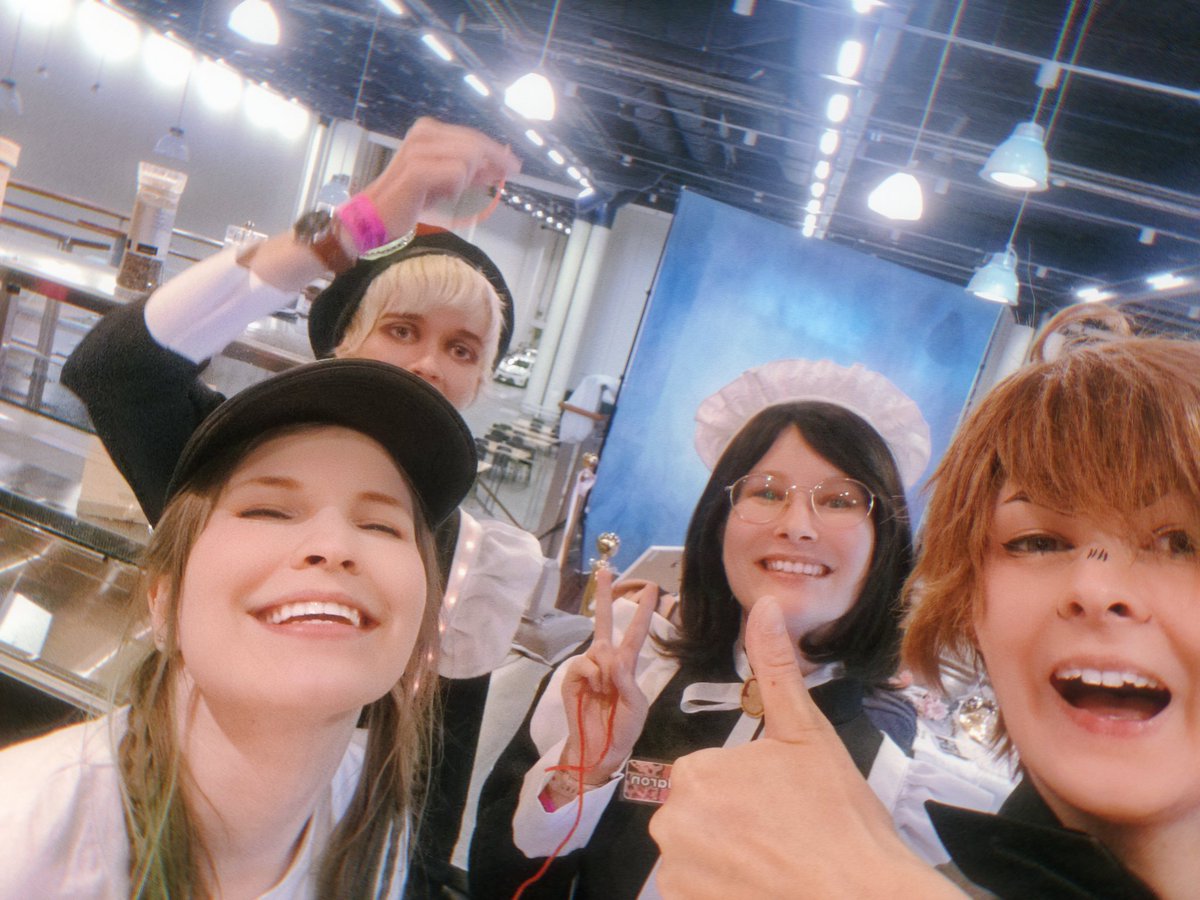 Tukka meni pörröön, niin että ahoge nousi! Muutama hetki tuli myös tässä aika-avaruudessa ikuistettua. Ihka ekaa kertaa butlerina palvellut Rim kiittää kaikkia <a href="/TeehuoneAisu/">Teehuone Aisu</a>'n asiakkaita ja ihania kollegoita jokaiselta aikalinjalta. Kiitos ajastanne. ⏳✨

#ropecon #teehuoneaisu