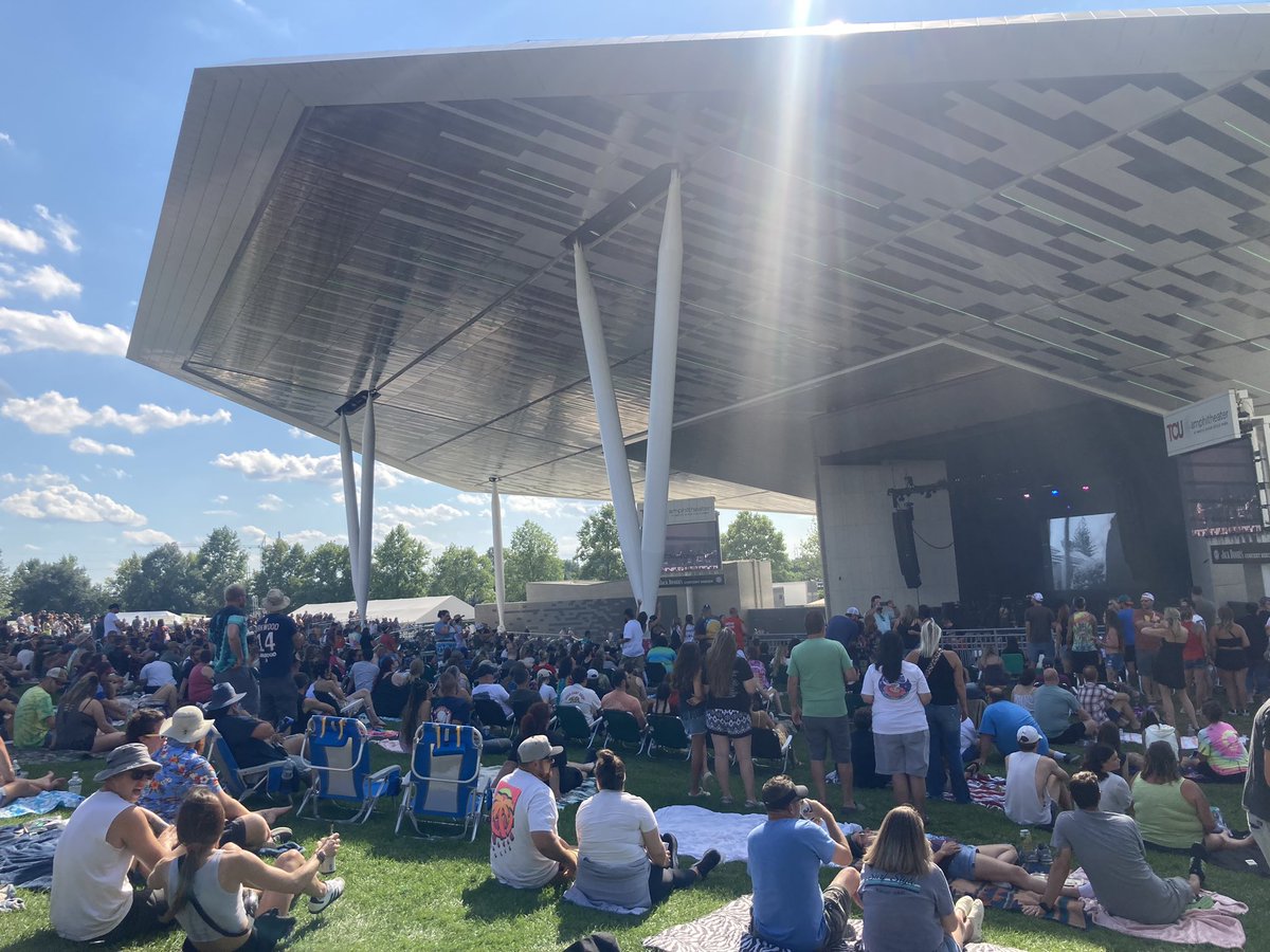 939xindy's tweet photo. Lifeβs too short, so love the one you got π€the #XMob is in full force tonight for @SlightlyStoopid and @SublimeWithRome at TCU Amphitheater! #SummerVibes #WhatIGot #WNDX https://t.co/Y7I9s2silj