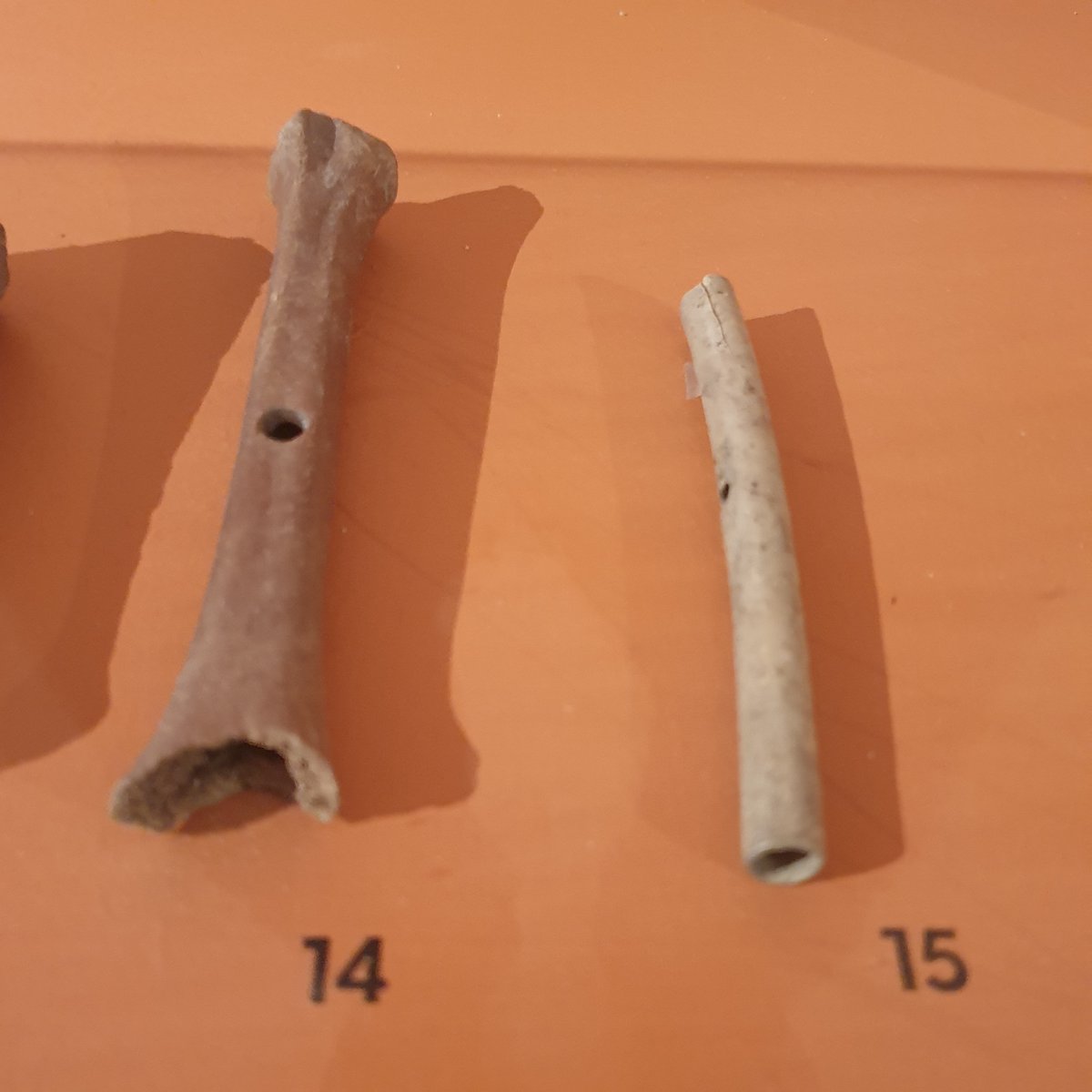romandieantique's tweet photo. #Avenches /#Aventicum (exposition Avenches la gauloise)
Instruments de musique celtes en os:
- (à gauche) Ronfle
- (à droite) Sifflet réalisé dans un fémur de grue https://t.co/IY9Pu7almQ