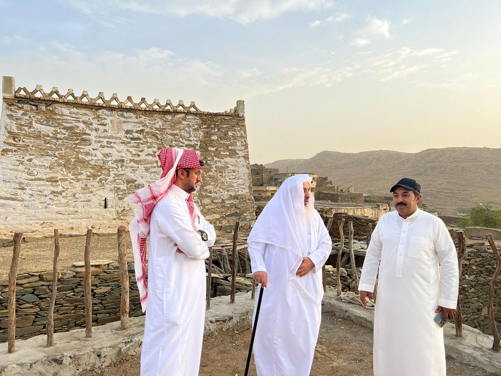 infokalno's tweet photo. تشرفنا الليلة في قلعة الجد #بخروش_بن_علاس  بزيارة معرف قرية النصباء الشيخ/ احمد  بن جعبول وأبنائه الكرام و المؤرخ القدير الاستاذ/ ابراهيم بن يحى الزهراني 
ومما صاحب هذه الزيارة إقامة مأدبة عشاء تشريفا وتكريماً للحضور ..
#الباحة https://t.co/TMJZkGhLAi