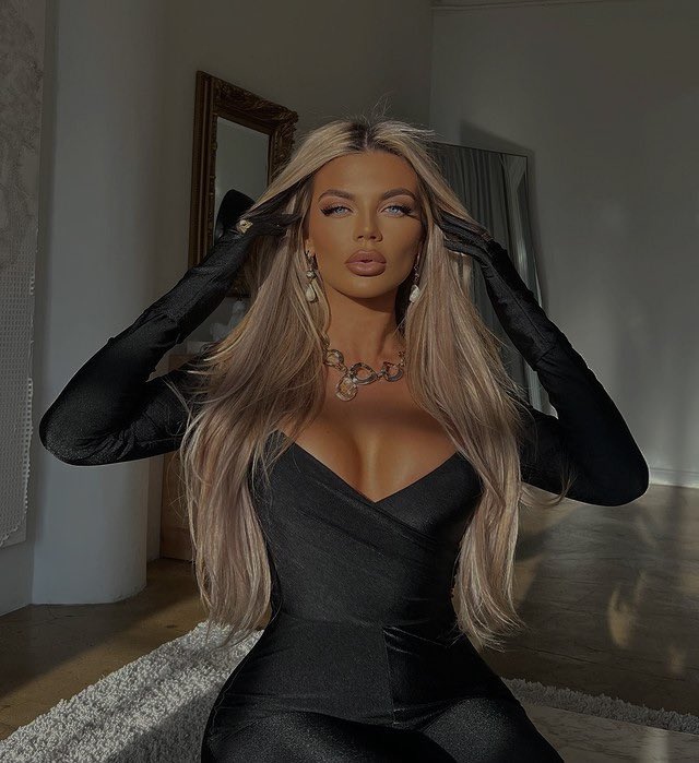 ♡  ⌇ 𝓡𝐔𝐒𝐒𝐈𝐀𝐍 𝓑𝐀𝐑𝐁𝐈𝐄  
                ╱  𝗇𝗈𝗍 𝗃𝗎𝗌𝗍 𝖺 blonde 𝖻𝗈𝗆𝖻𝗌𝗁𝖾𝗅𝗅

              1998,  born  in  russia, 
              +dancer &amp; model living in los angeles
              #rpdm  #rpg  #parodyaccount