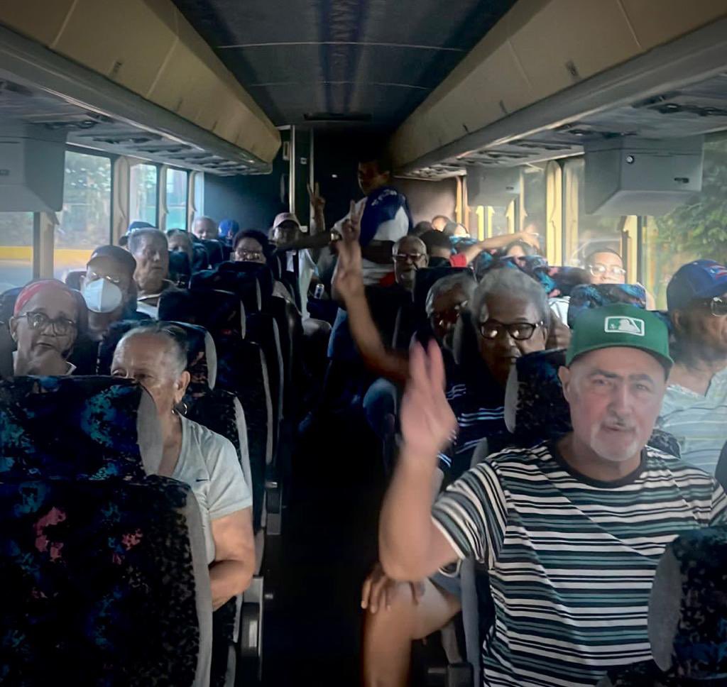 MunGurabo's tweet photo. Nuestros fanáticos de los Halcones De Gurabo Doble A ⚾️🦅 en camino a Dorado para apoyar a su equipo.
#00778
#GuraboEsNuestro no
#GuraboEsDeporte
#VolandoAltiiisimo🦅 https://t.co/jnOKbctjiV