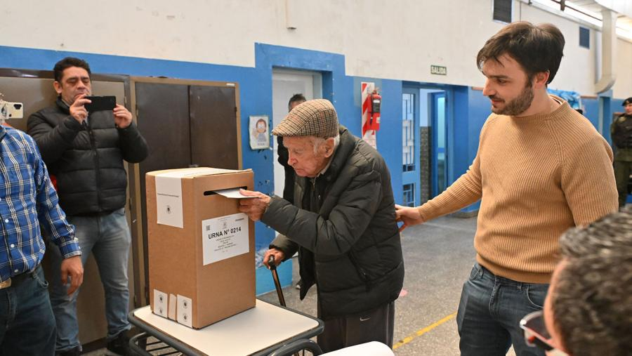 periodismobsas's tweet photo. Tras el cierre de la votación, gran expectativa por los resultados de los comicios en la provincia de Chubut @OpinaBa #Politica #Chubut #NachoTorres #Luque #Treffinger #Torres #JuntosPorElCambio #ArribaChubut #elecciones2023 #Argentina https://t.co/XMUaSiivWb