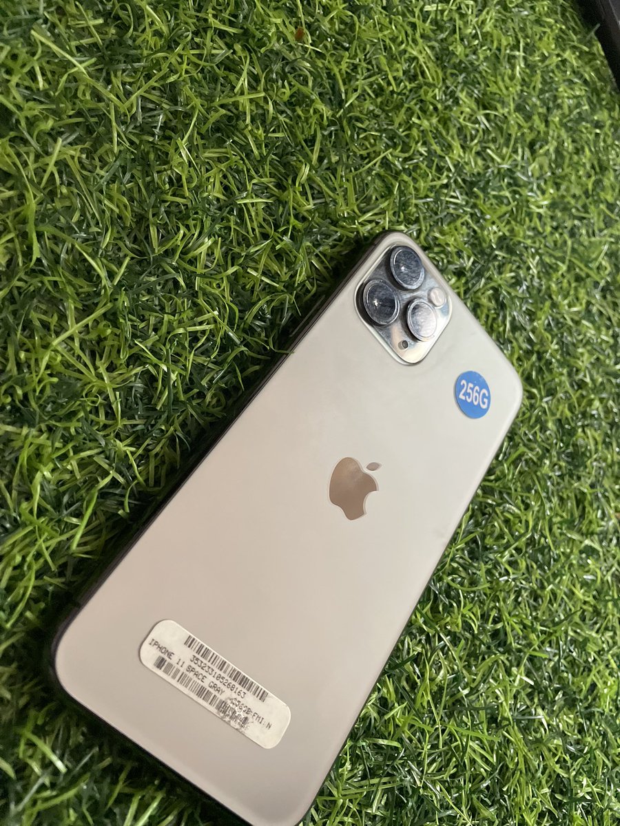 officialshowboy's tweet photo. Clean iphone 11 pro 256gb no face id going for 240k https://t.co/4m7LzQSZAQ