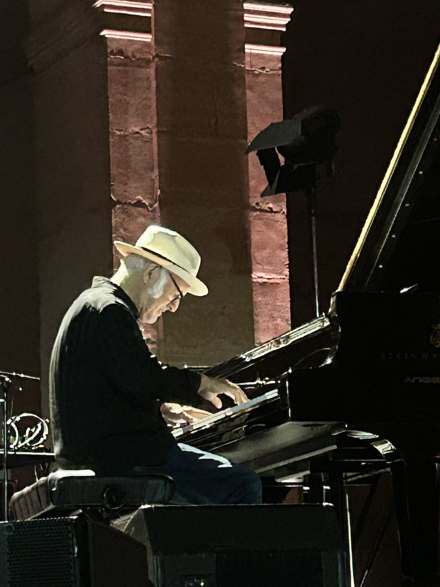 csmelendez's tweet photo. La magia de @LudovicoEinaud y el @monasterioucles nos ha regalado una noche inolvidable en la que un patio abarrotado de público ha vibrado al son de este maestro. Gracias a @FFernandoNunez por seguir apostando por la cultura en mayúsculas en nuestra región https://t.co/xDXVYwmqY4