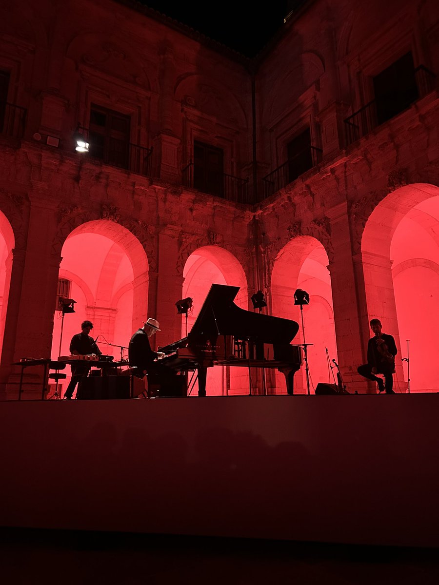 csmelendez's tweet photo. La magia de @LudovicoEinaud y el @monasterioucles nos ha regalado una noche inolvidable en la que un patio abarrotado de público ha vibrado al son de este maestro. Gracias a @FFernandoNunez por seguir apostando por la cultura en mayúsculas en nuestra región https://t.co/xDXVYwmqY4
