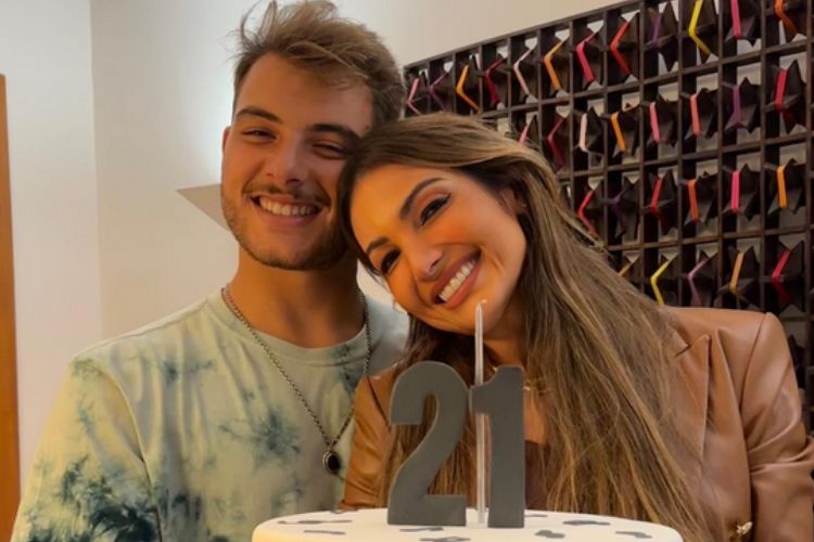areavip's tweet photo. Patrícia Poeta celebra aniversário de 21 anos do filho com homenagem emocionante: "Sempre estarei com você"
LEIA 👉https://t.co/XIdYESniW3
.
Patrícia Poeta, emocionou com uma homenagem para seu filho, Felipe Poeta, que está celebrando ... #DESTAQUE #FelipePoeta #PatríciaPoeta https://t.co/Lnd9DC85ed
