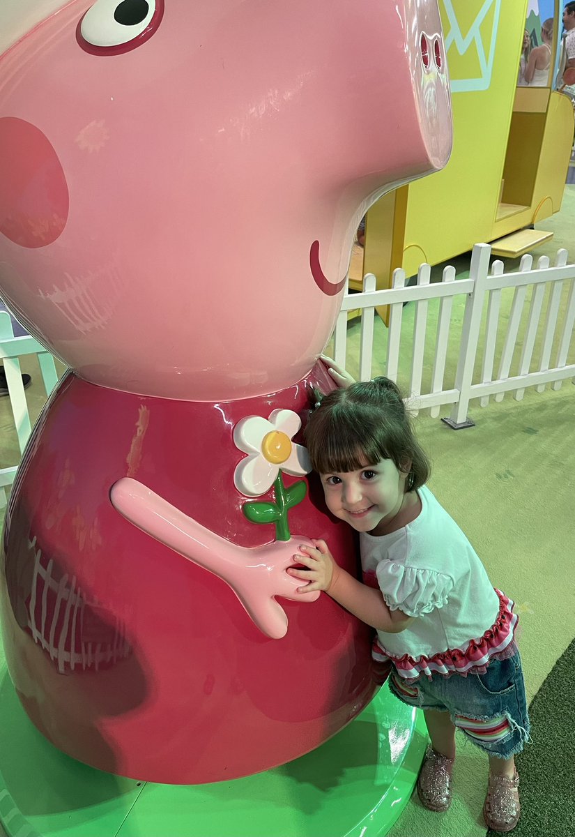 MissHollyKnott's tweet photo. Last little day trip fun for the summer!  Heidi loves Peppa only if she plastic and doesn’t move 🤣
#heidimadelynknott #kelleremersonknott https://t.co/MwIAYLgf2r
