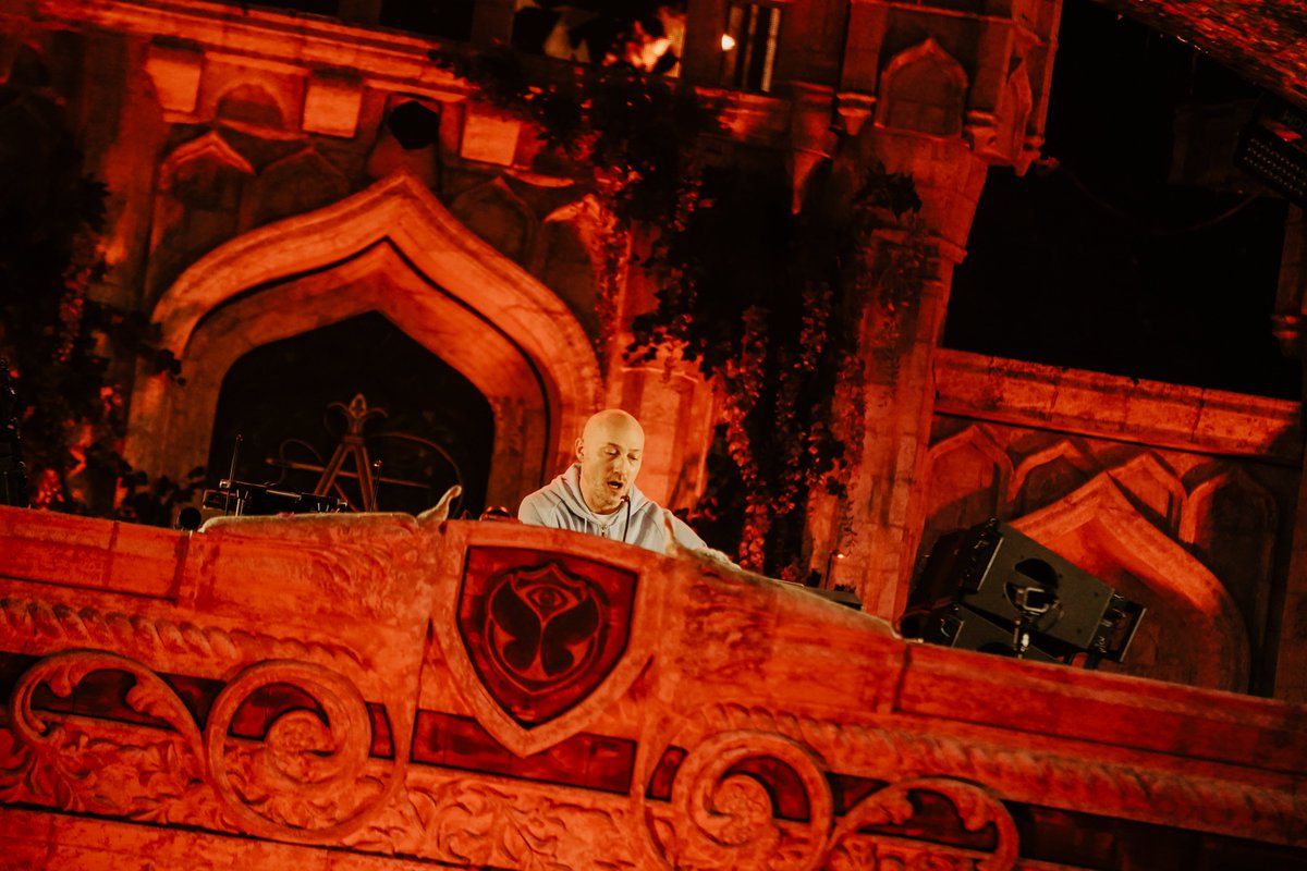 stubru's tweet photo. Bij deze bewezen: die plankenkoorts van @paulkalkbrenner was overbodig. De Duitse technokoning liet de Mainstage op Tomorrowland ontploffen. #TML23 https://t.co/BP95VIekGs