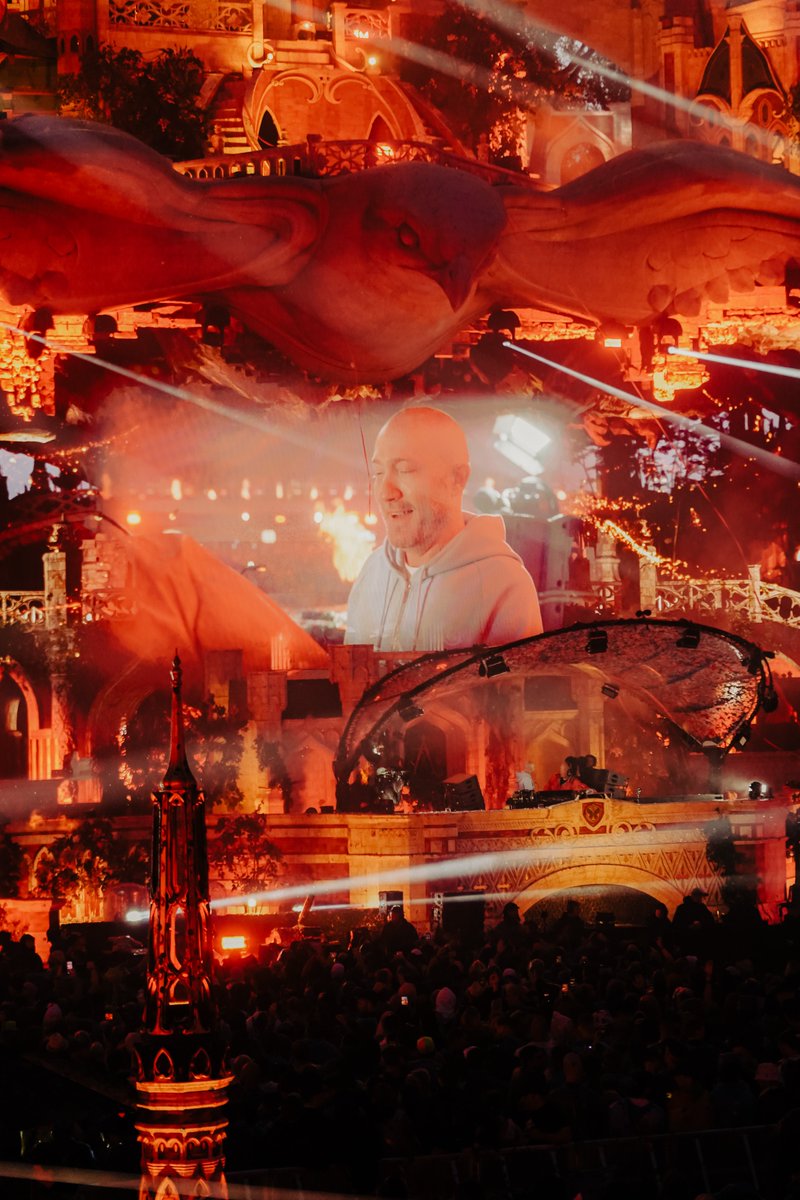 stubru's tweet photo. Bij deze bewezen: die plankenkoorts van @paulkalkbrenner was overbodig. De Duitse technokoning liet de Mainstage op Tomorrowland ontploffen. #TML23 https://t.co/BP95VIekGs