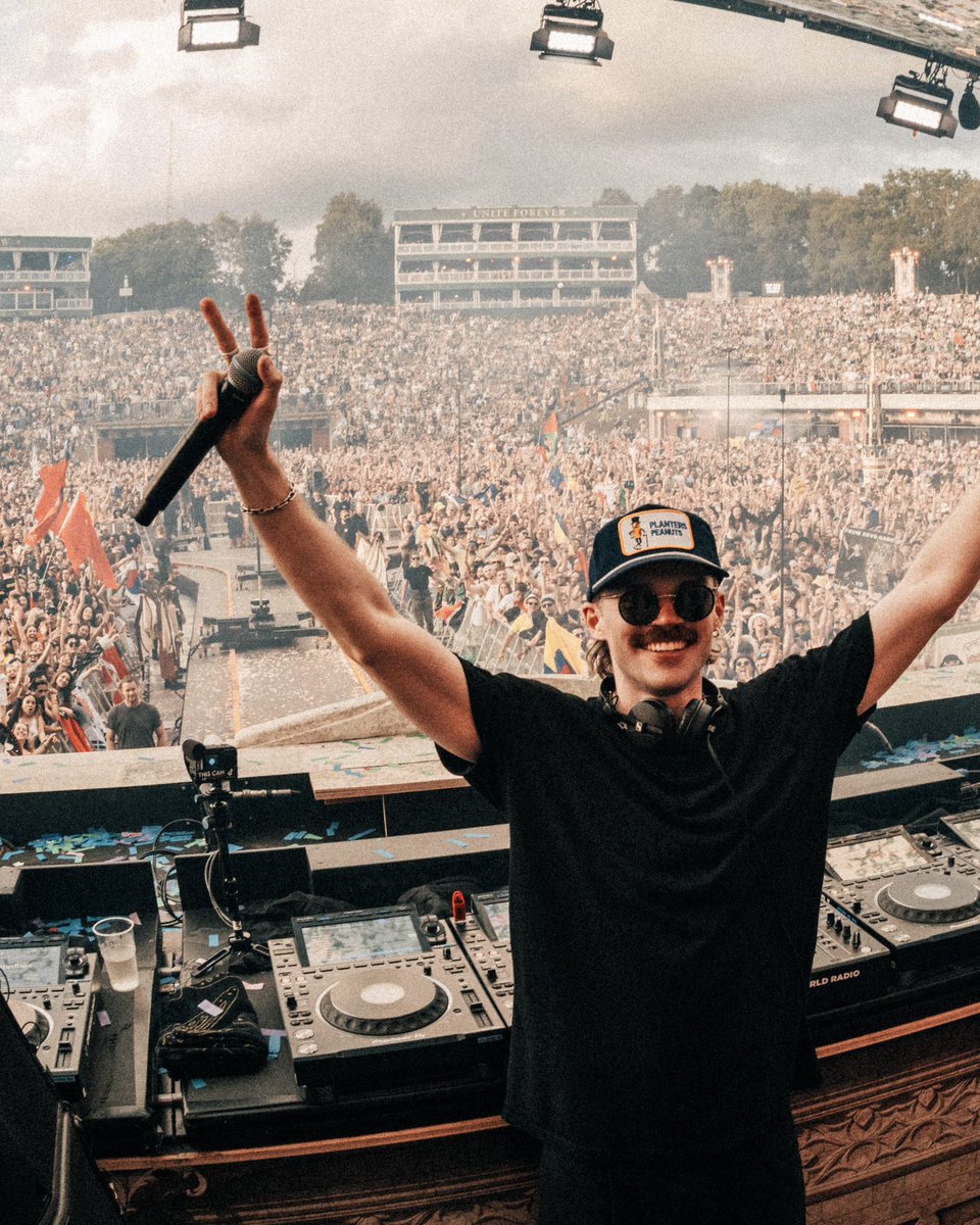 I promised myself almost 10 years ago that one day I would play Tomorrowland main stage.

Can’t believe I just ticked that one off the bucket list 🪣 

Life is absolutely wild.