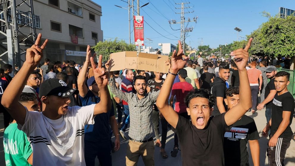 LennyBoyUSA's tweet photo. FREE GAZA FROM HAMAS! There are thousands of Palestinian citizens in Gaza protesting against Hamas, their corrupt, dictatorial regime. #AOC, #Tlaib, #Sarsour, & your fellow squad members - why are we hearing crickets? Or is it only the Jews that you chirp about? https://t.co/4Aklfmr7lV