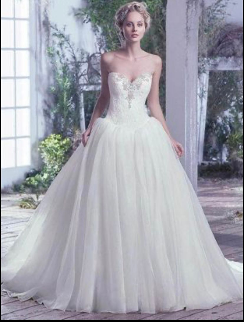 MisstressAx's tweet photo. So I'm selling this wedding dress a size 12 if any sissys or subs or domme beauty's  are interested, it's absolutely stunning &amp; brand new, never been worn .. dm me for details, who would like to look like a princess ? 💗 https://t.co/KELOHjY07W