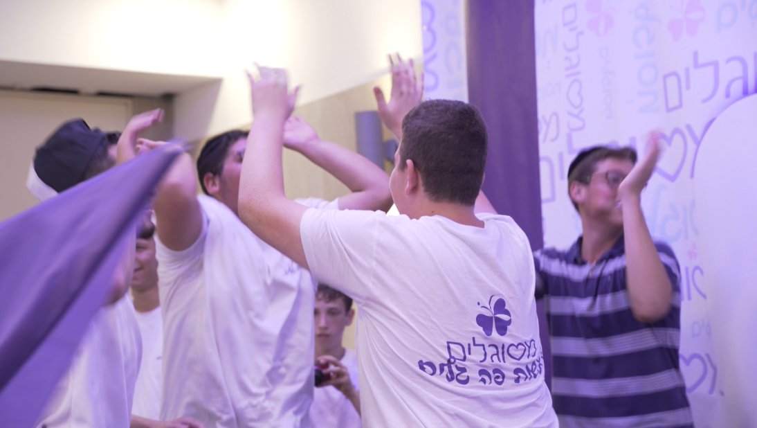 דודי ואופק נולדו ב 2005.
בשבוע הקרוב הם יחד. דודי יחליף לו טיטול בלילה, ירגיע בעת התפרצות, יאכיל ויקלח, וביחד הם יהנו משלל אטרקציות.
דודי הוא אחד מ 450 תלמידי ישיבה שמתנדבים ב"מסוגלים".
אופק ו- 647 אוטיסטים בתפקוד נמוך משתתפים השנה ב 6 נופשונים.
קצת מספרים >>>