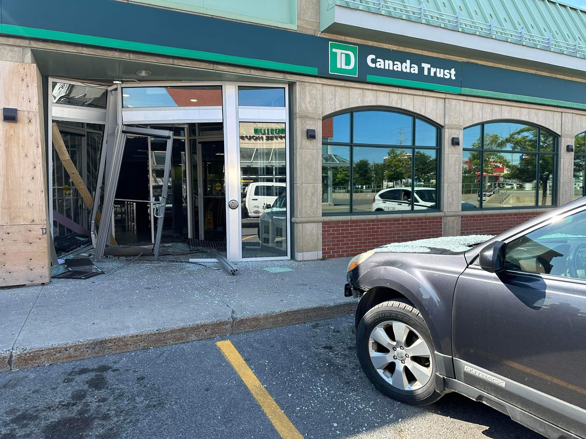 MIHomeYGK's tweet photo. 🚔 Vehicle into structure, TD Canada Trust at Kingston Centre. https://t.co/nc5BUjkXtR
